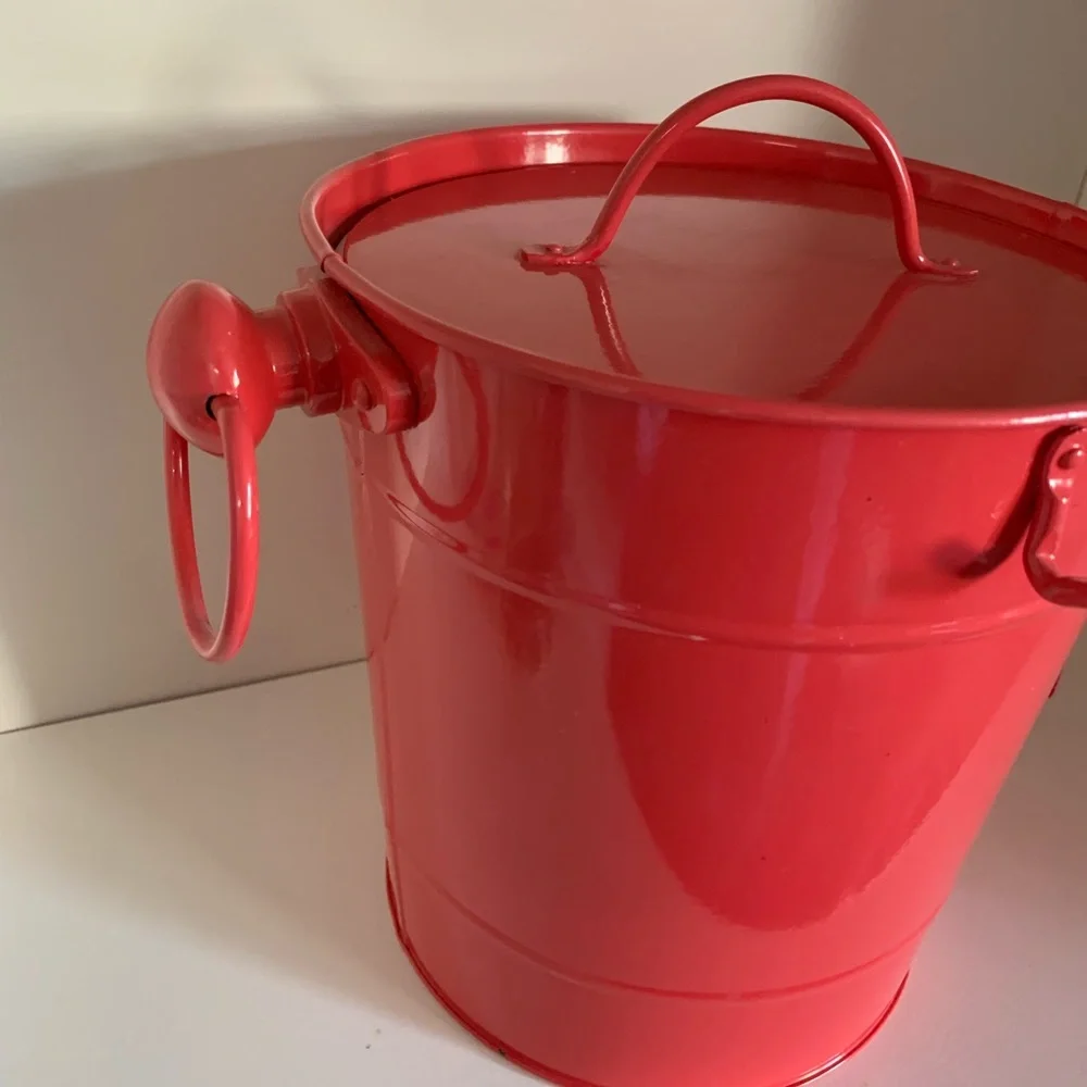Enamel bucket with lid